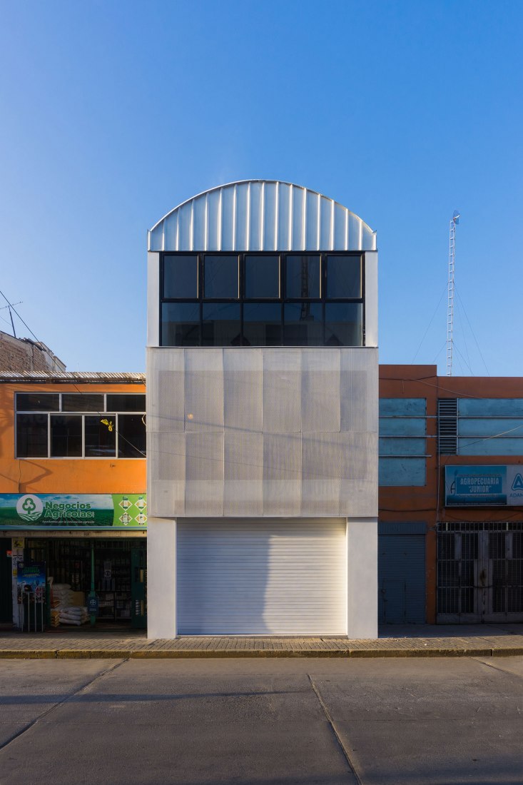Reforma de edificio comercial en la calle Arica por Angas Kipa. Fotografía por Manuel Reaño Reyes