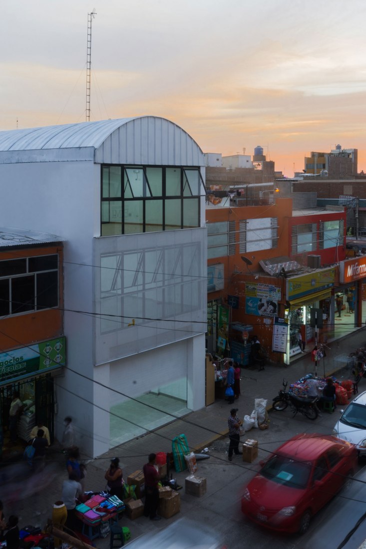 Reforma de edificio comercial en la calle Arica por Angas Kipa. Fotografía por Manuel Reaño Reyes