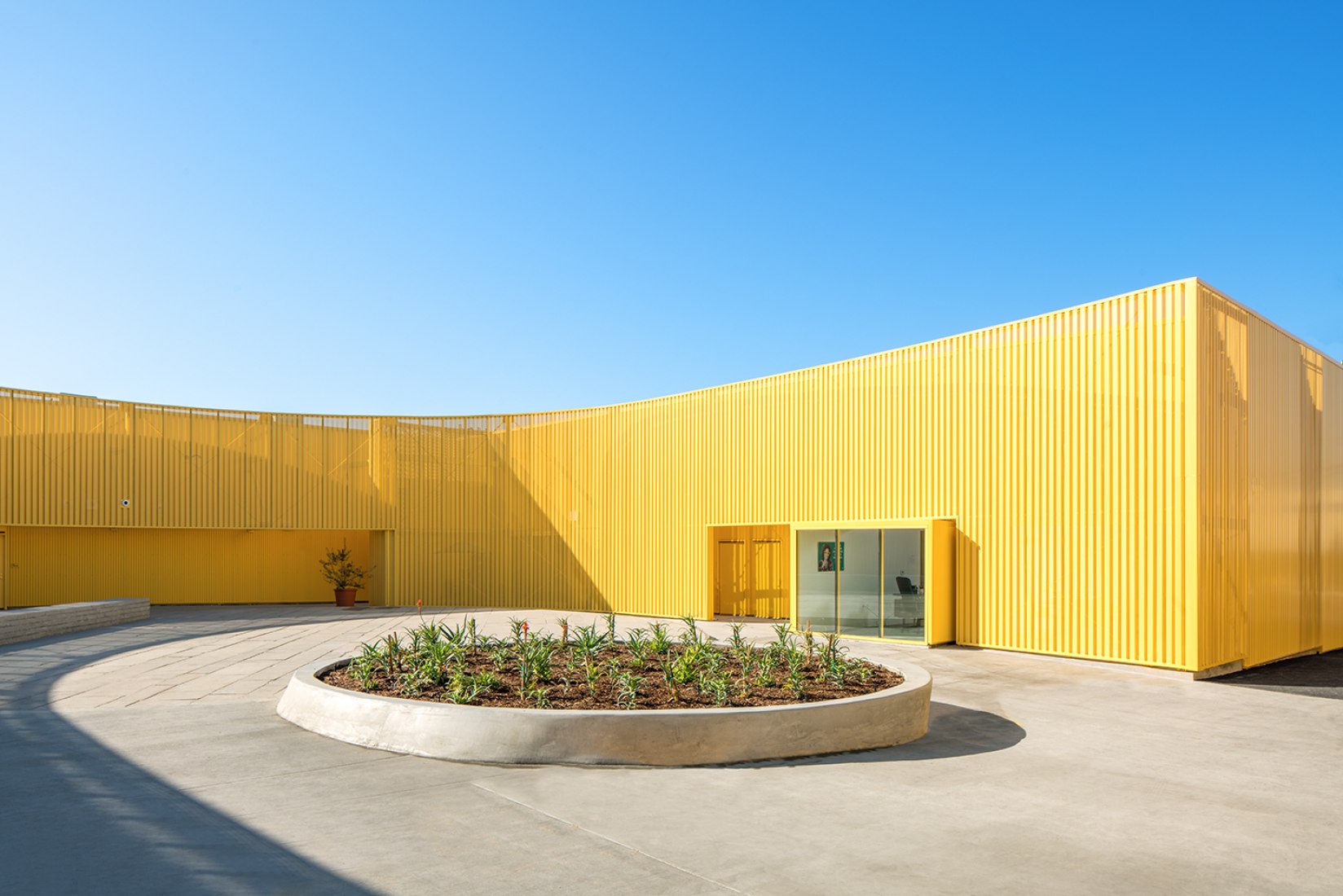 Vista del patio. Escuela de Secundaria Animo South Los Angeles por Brooks + Scarpa. Cortesía de Brooks + Scarpa