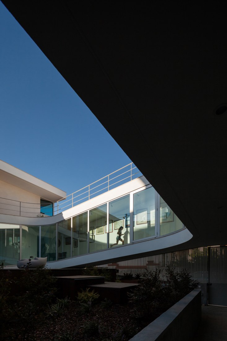 Casa en Estoril por António Costa Lima. Fotografía © Francisco Nogueira