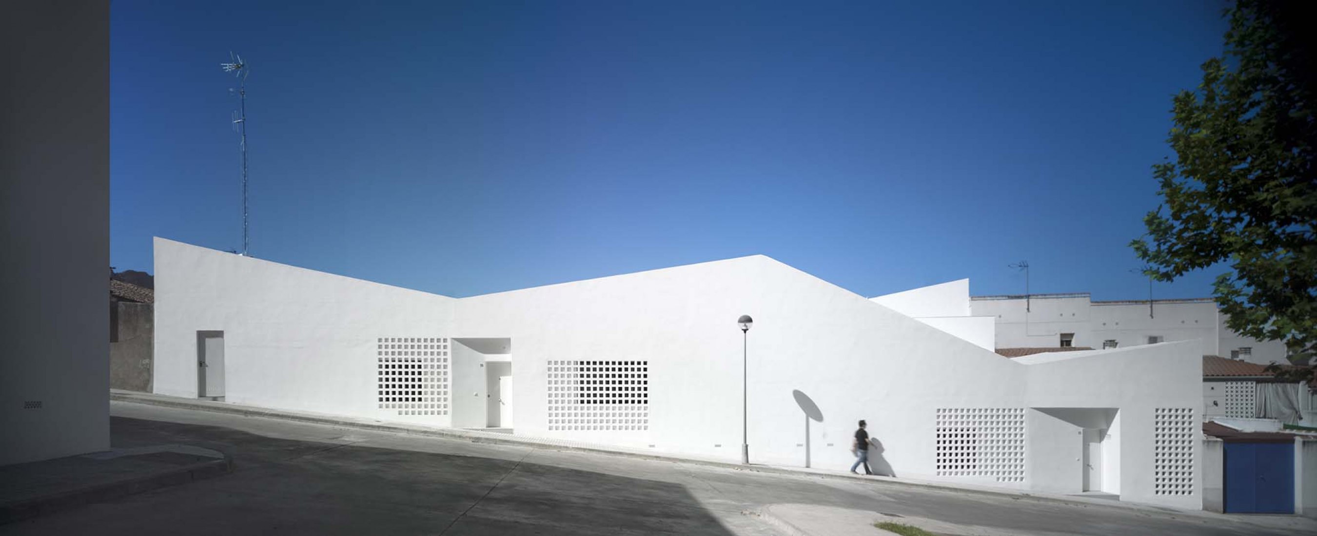 3 + 2 Viviendas de Promoción Pública por Antonio Holgado Gómez. Fotografía por Jesús Granada 