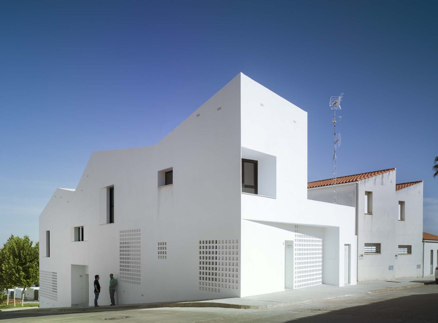 3 + 2 Viviendas de Promoción Pública por Antonio Holgado Gómez. Fotografía por Jesús Granada 