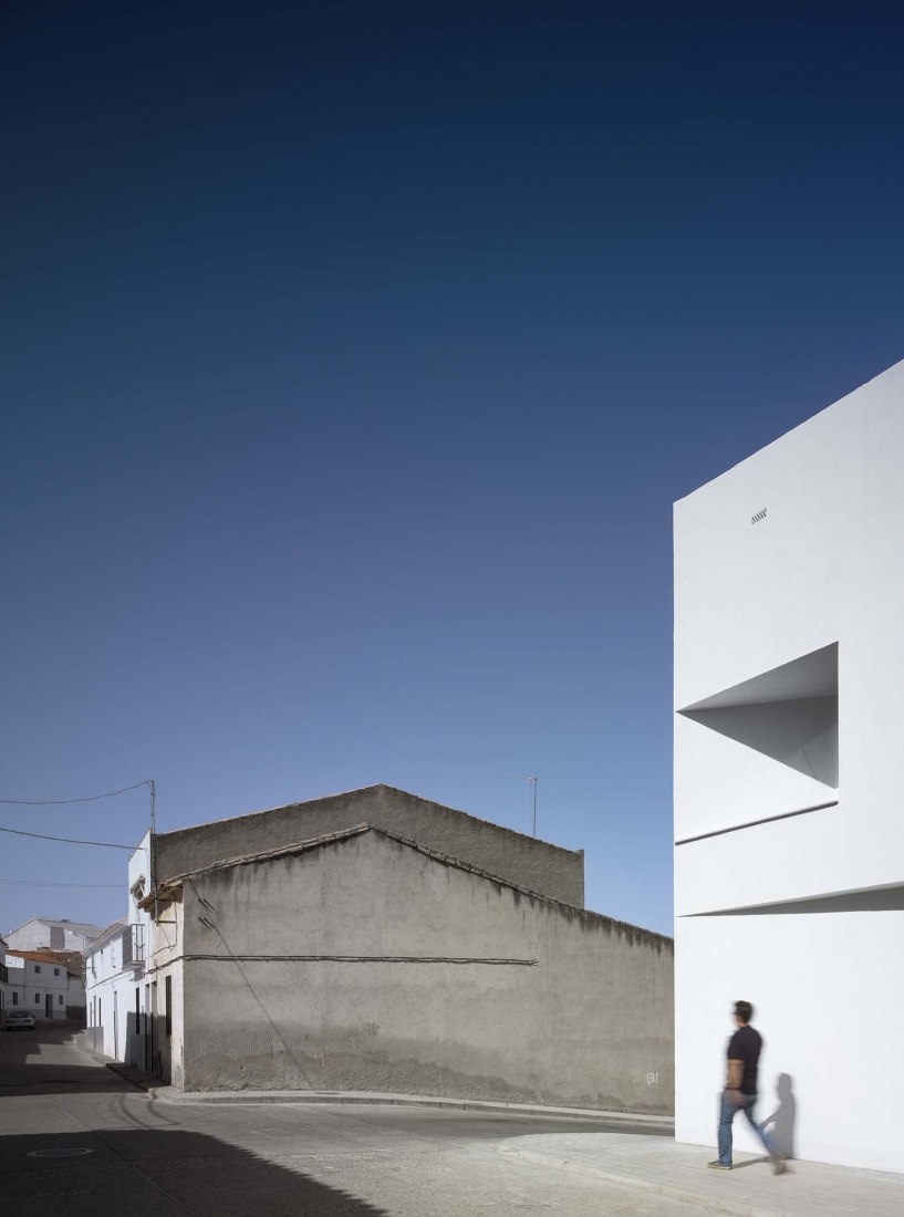 3 + 2 Viviendas de Promoción Pública por Antonio Holgado Gómez. Fotografía por Jesús Granada 