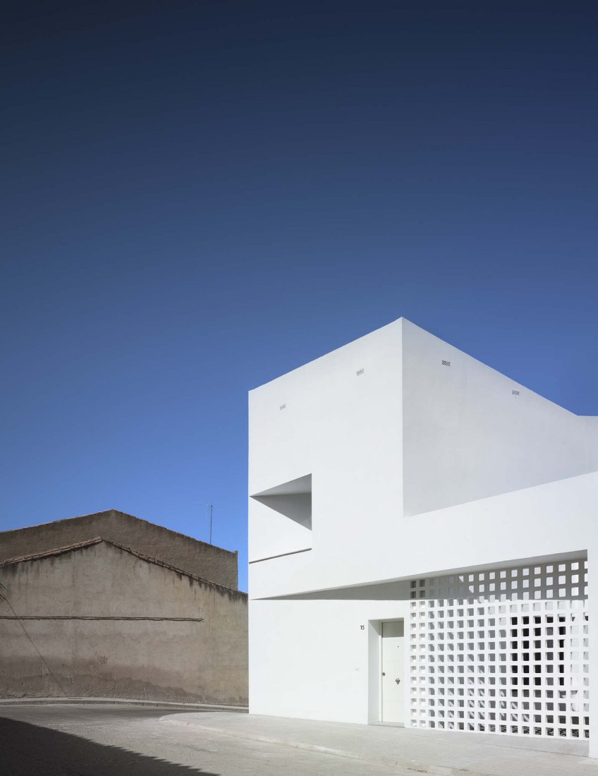 3 + 2 Viviendas de Promoción Pública por Antonio Holgado Gómez. Fotografía por Jesús Granada 