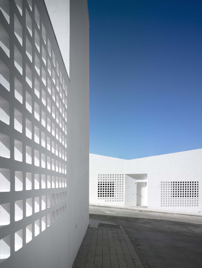 3 + 2 Viviendas de Promoción Pública por Antonio Holgado Gómez. Fotografía por Jesús Granada 