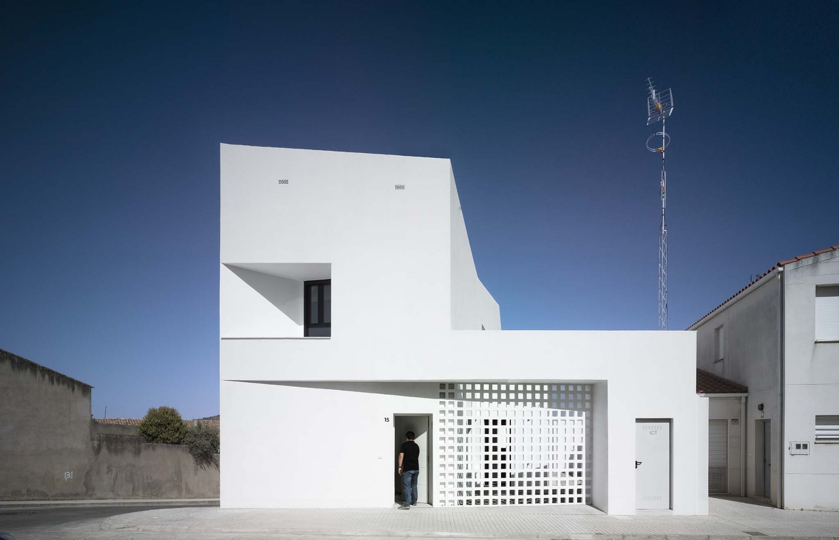 3 + 2 Viviendas de Promoción Pública por Antonio Holgado Gómez. Fotografía por Jesús Granada 