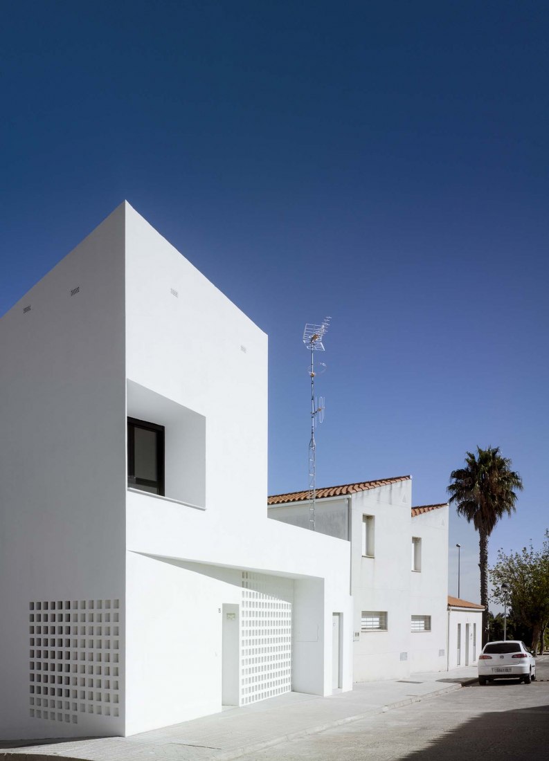 3 + 2 Viviendas de Promoción Pública por Antonio Holgado Gómez. Fotografía por Jesús Granada 