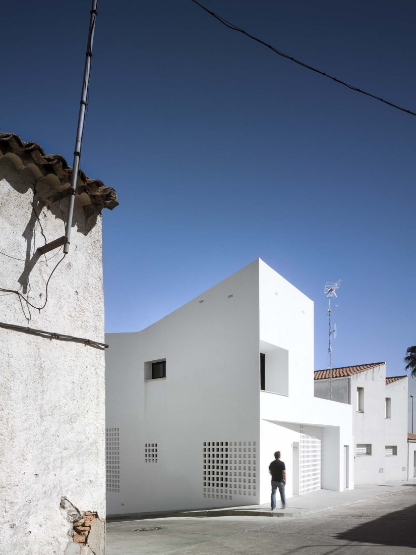 3 + 2 Viviendas de Promoción Pública por Antonio Holgado Gómez. Fotografía por Jesús Granada 