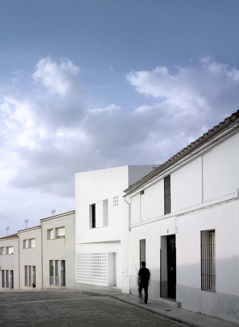 3 + 2 Viviendas de Promoción Pública por Antonio Holgado Gómez. Fotografía por Jesús Granada 