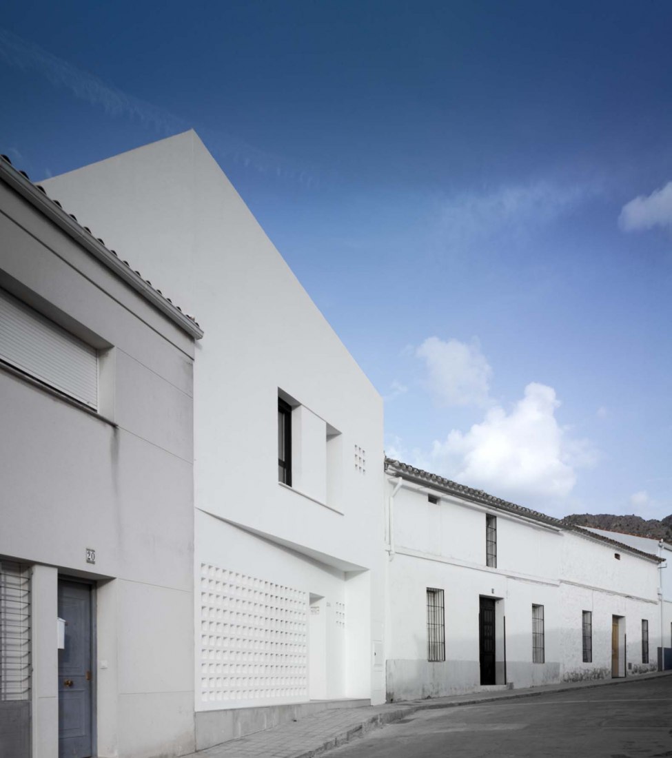 3 + 2 Viviendas de Promoción Pública por Antonio Holgado Gómez. Fotografía por Jesús Granada 