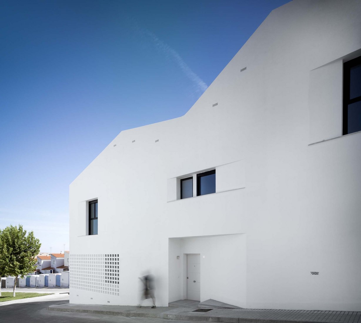 3 + 2 Viviendas de Promoción Pública por Antonio Holgado Gómez. Fotografía por Jesús Granada 