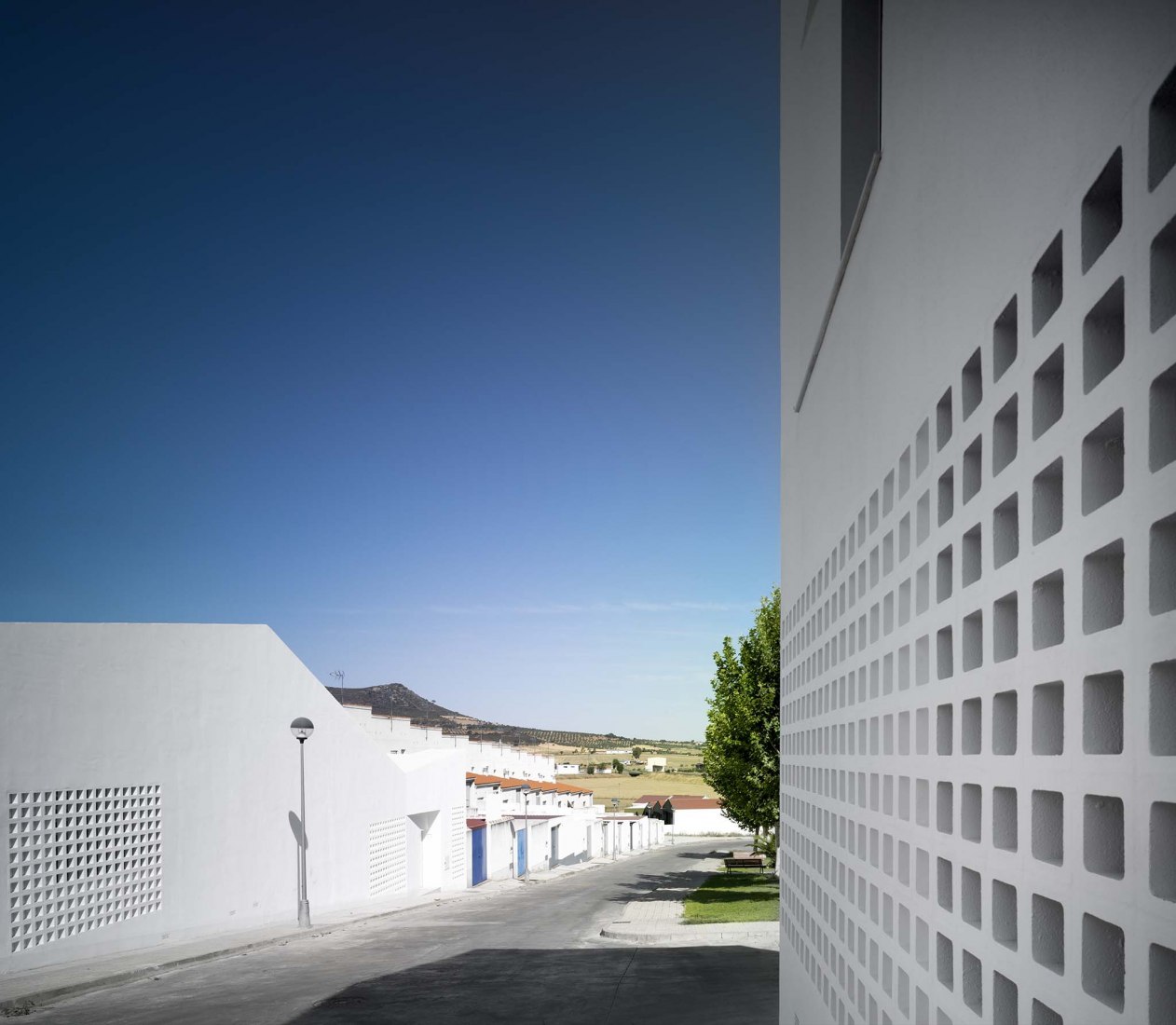 3 + 2 Viviendas de Promoción Pública por Antonio Holgado Gómez. Fotografía por Jesús Granada 