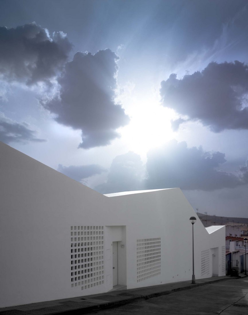 3 + 2 Viviendas de Promoción Pública por Antonio Holgado Gómez. Fotografía por Jesús Granada 