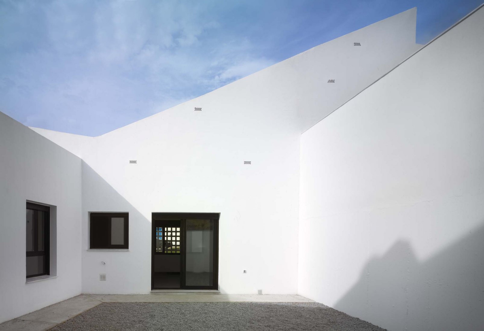 3 + 2 Viviendas de Promoción Pública por Antonio Holgado Gómez. Fotografía por Jesús Granada 