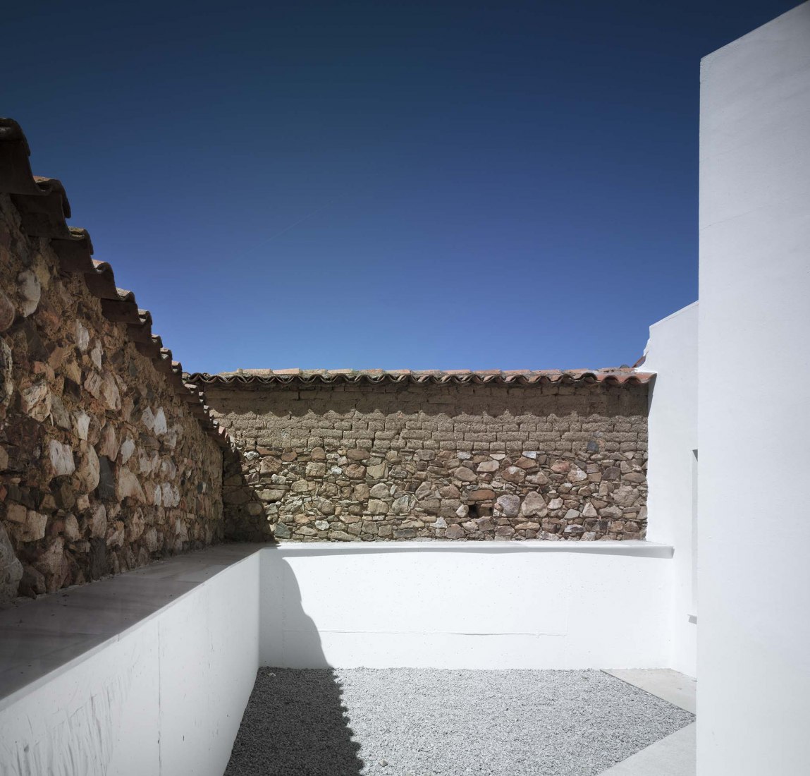 3 + 2 Viviendas de Promoción Pública por Antonio Holgado Gómez. Fotografía por Jesús Granada 