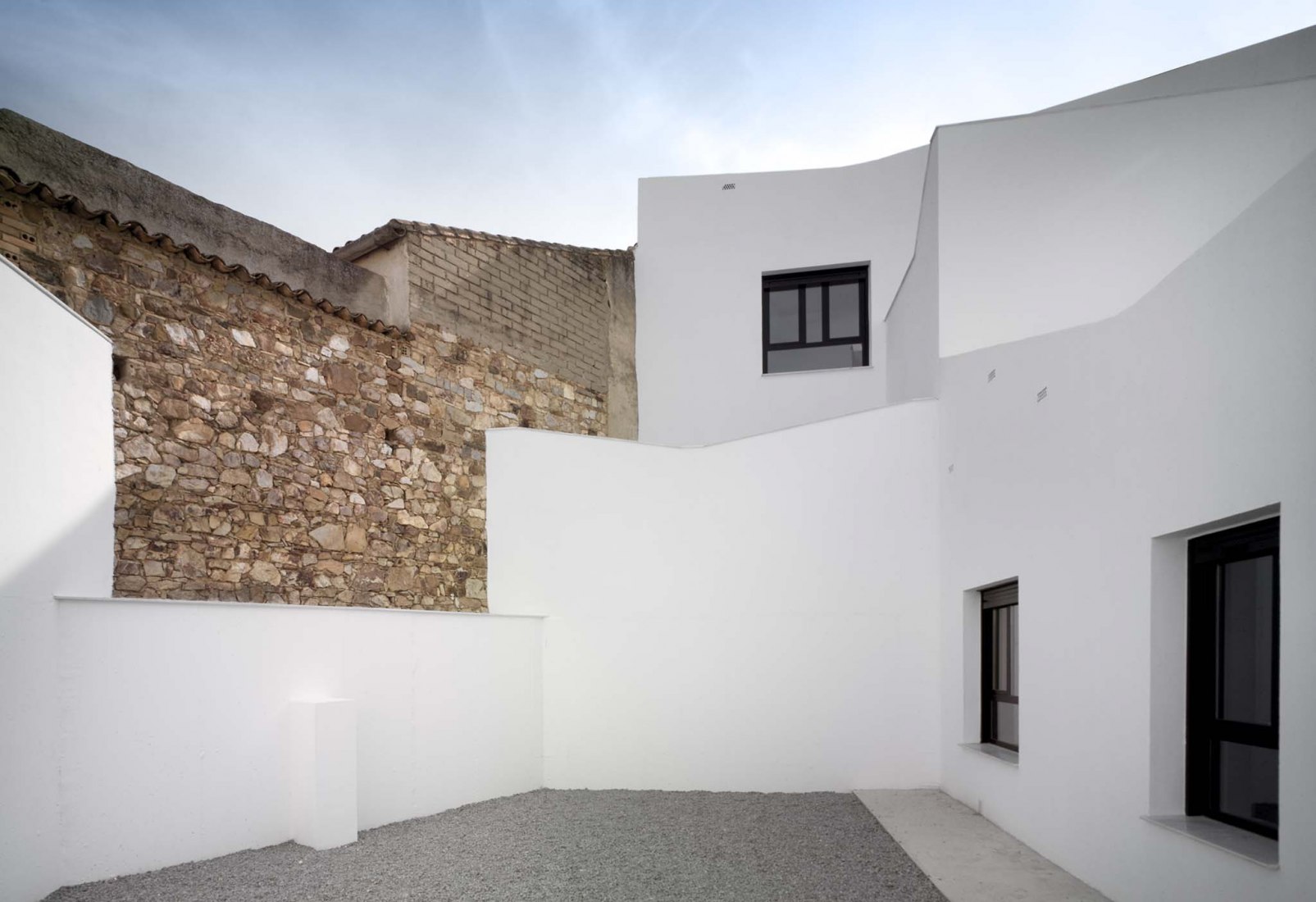 3 + 2 Viviendas de Promoción Pública por Antonio Holgado Gómez. Fotografía por Jesús Granada 