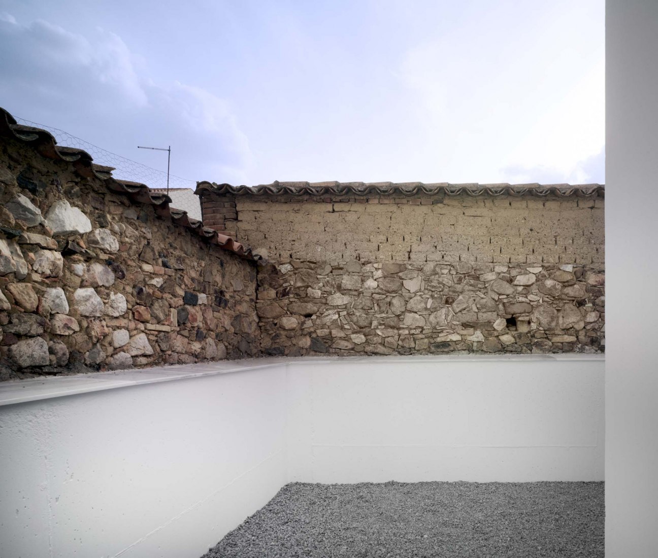 3 + 2 Viviendas de Promoción Pública por Antonio Holgado Gómez. Fotografía por Jesús Granada 