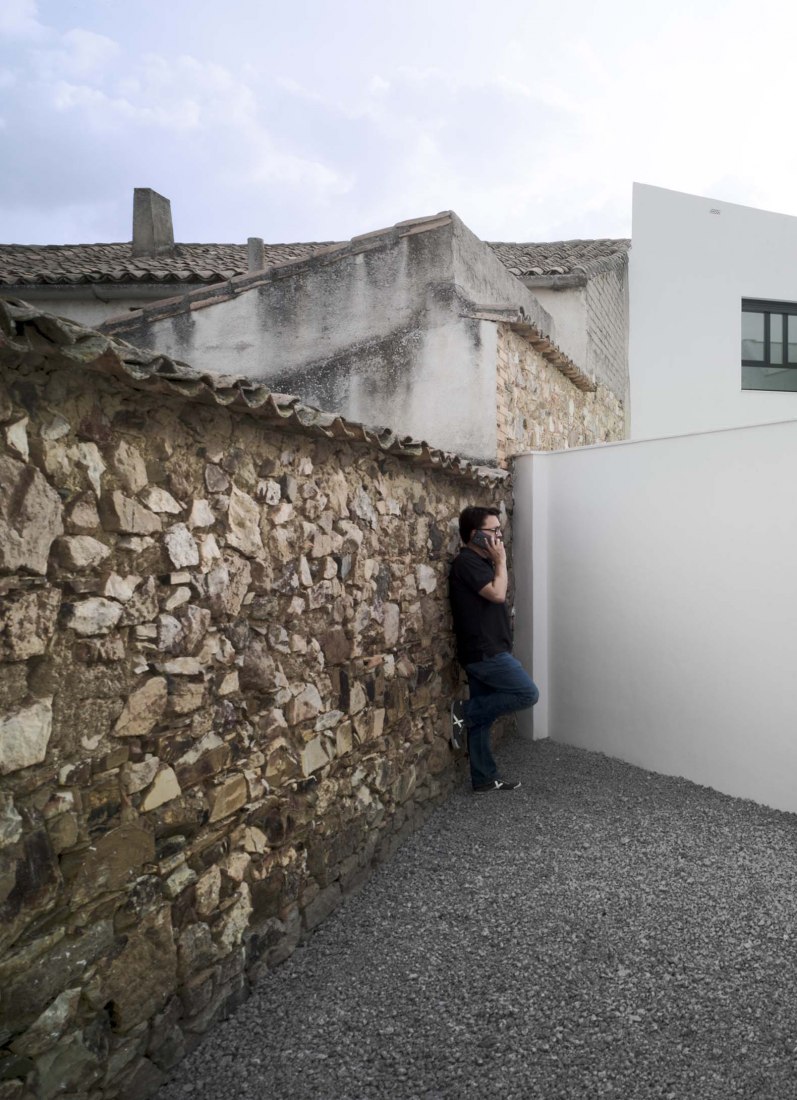 3 + 2 Viviendas de Promoción Pública por Antonio Holgado Gómez. Fotografía por Jesús Granada 