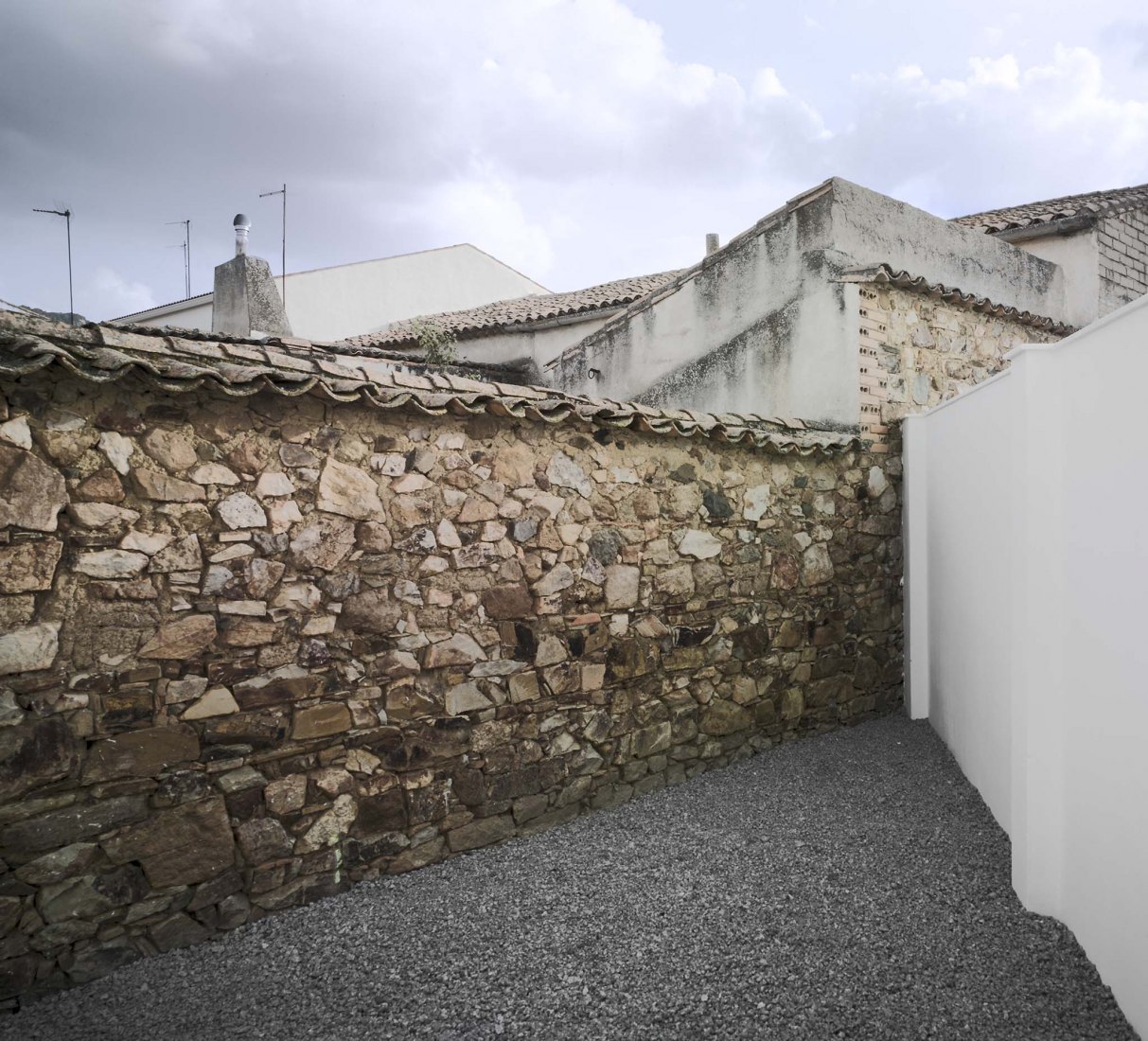 3 + 2 Viviendas de Promoción Pública por Antonio Holgado Gómez. Fotografía por Jesús Granada 