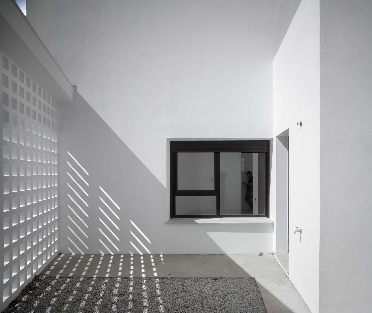 3 + 2 Viviendas de Promoción Pública por Antonio Holgado Gómez. Fotografía por Jesús Granada 