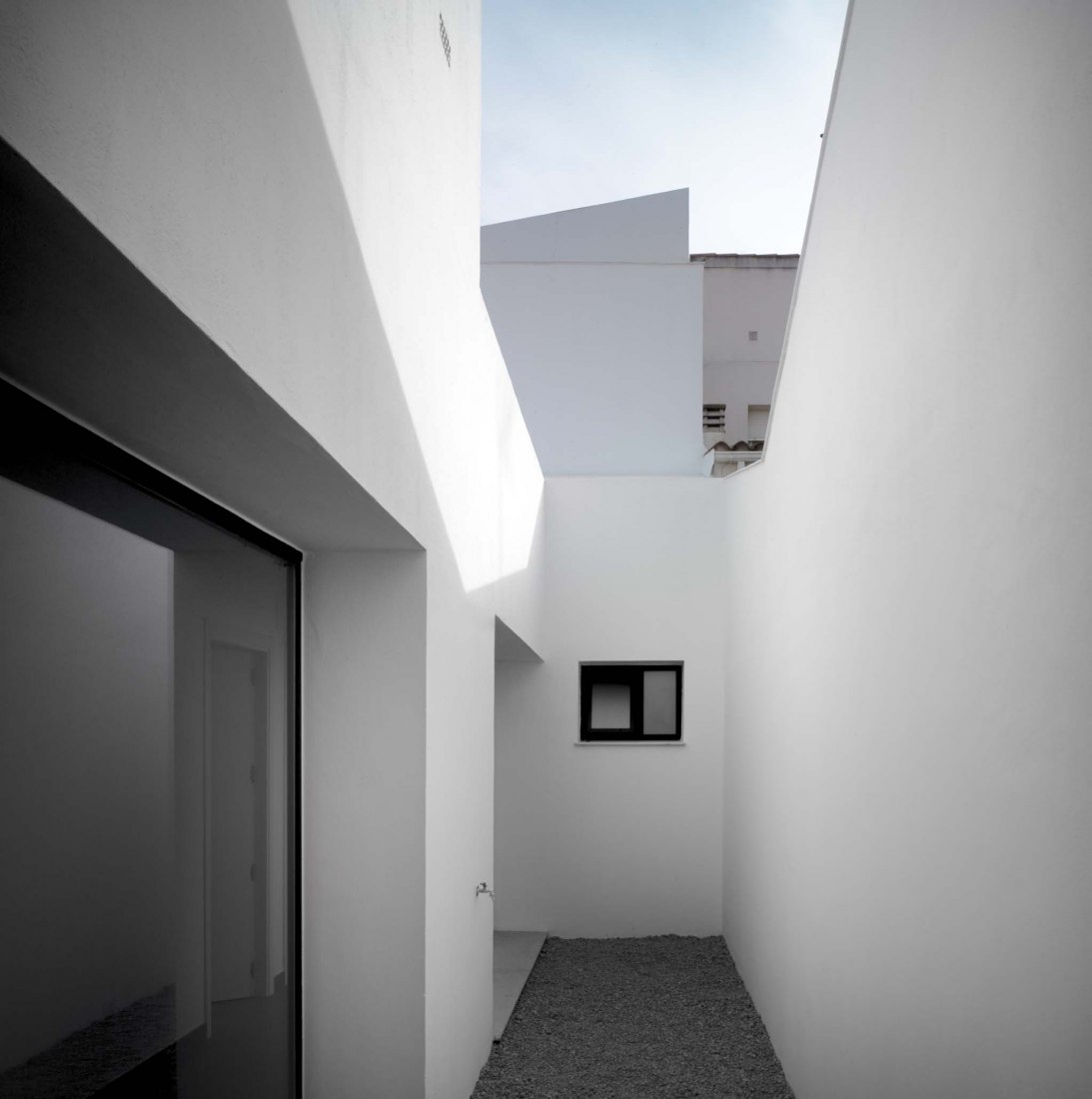 3 + 2 Viviendas de Promoción Pública por Antonio Holgado Gómez. Fotografía por Jesús Granada 