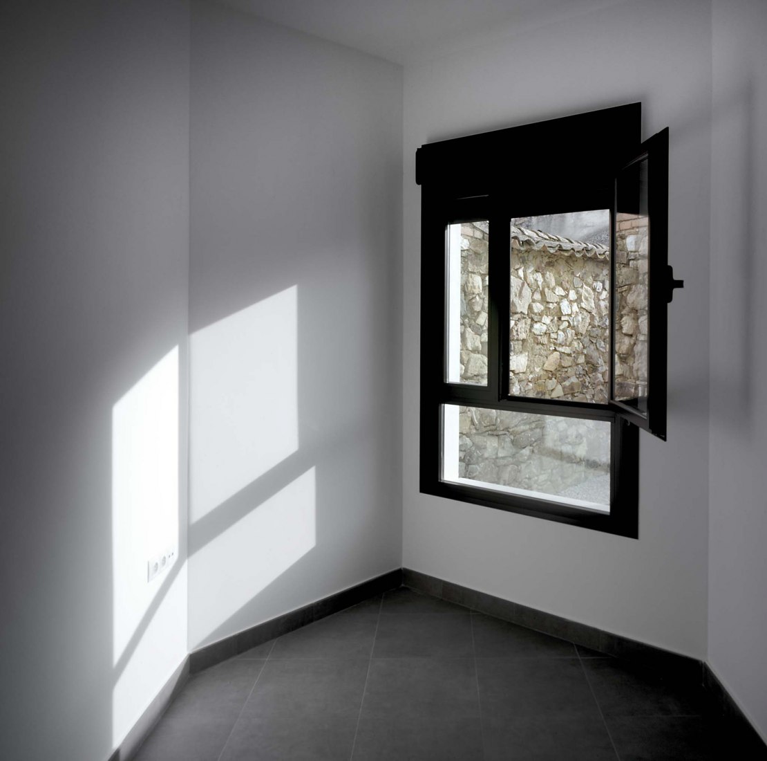 3 + 2 Viviendas de Promoción Pública por Antonio Holgado Gómez. Fotografía por Jesús Granada 