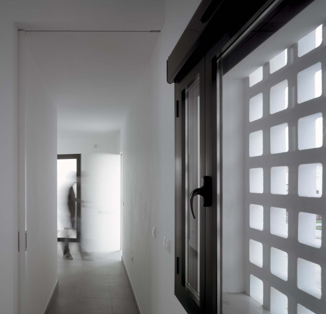 3 + 2 Viviendas de Promoción Pública por Antonio Holgado Gómez. Fotografía por Jesús Granada 