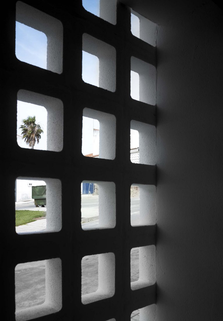 3 + 2 Viviendas de Promoción Pública por Antonio Holgado Gómez. Fotografía por Jesús Granada 