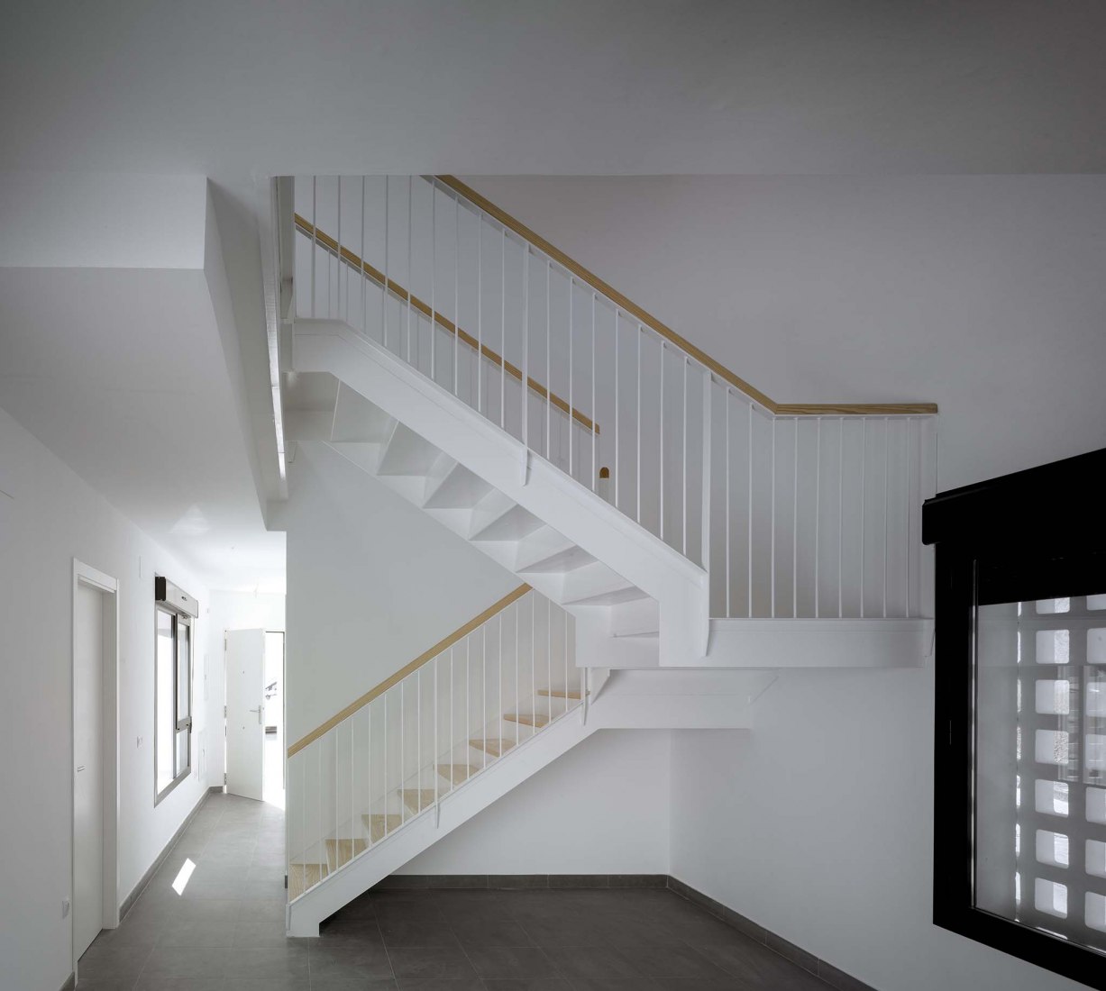 3 + 2 Viviendas de Promoción Pública por Antonio Holgado Gómez. Fotografía por Jesús Granada 