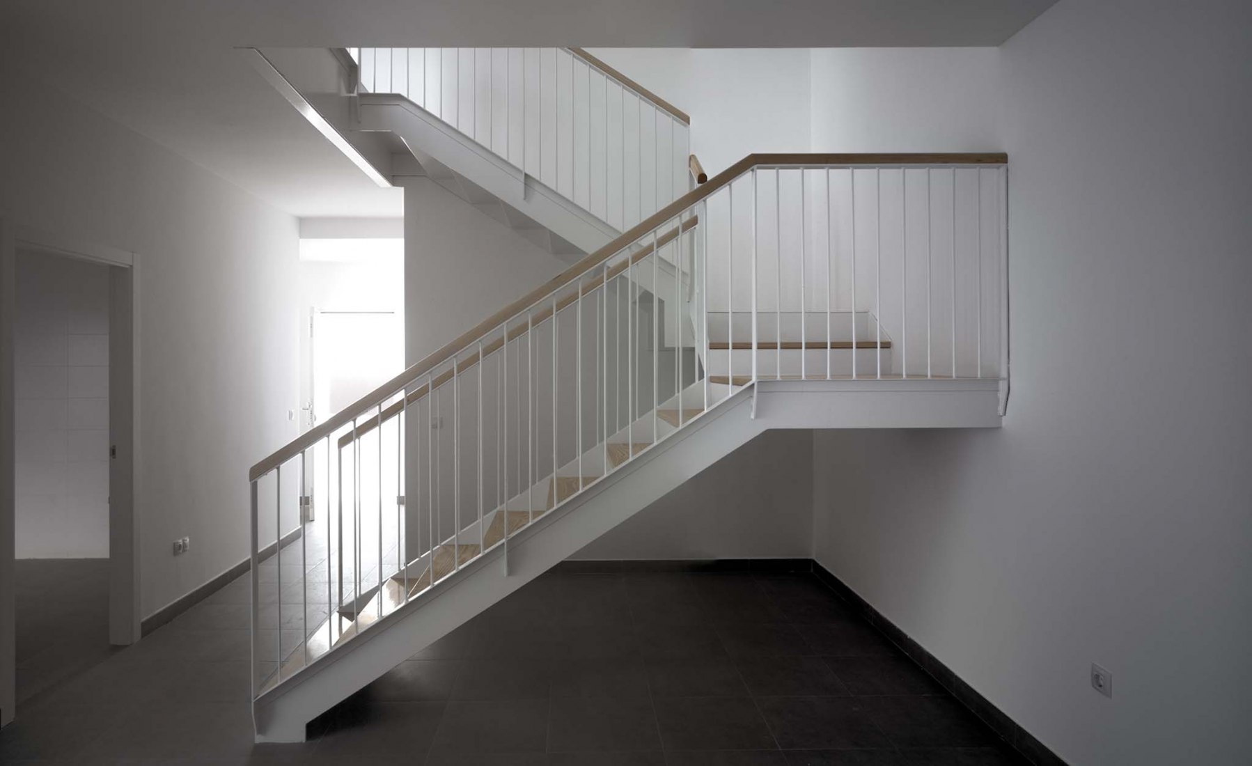 3 + 2 Viviendas de Promoción Pública por Antonio Holgado Gómez. Fotografía por Jesús Granada 