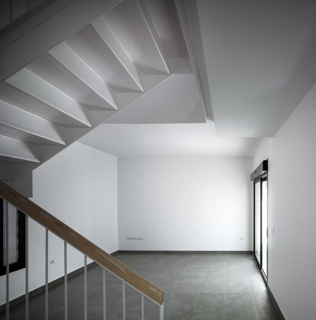 3 + 2 Viviendas de Promoción Pública por Antonio Holgado Gómez. Fotografía por Jesús Granada 