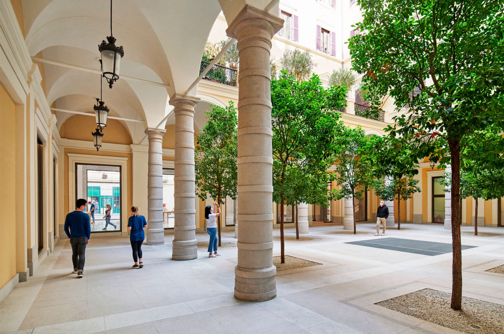 Apple Via del Corso centers around a lush courtyard brimming with native Camphora trees — the green heart of the palazzo and a remnant of the historic monastery Santa Maria Maddalena delle Convertite. Apple Store, Via Del Corso, Rome. Photo courtesy of Apple.