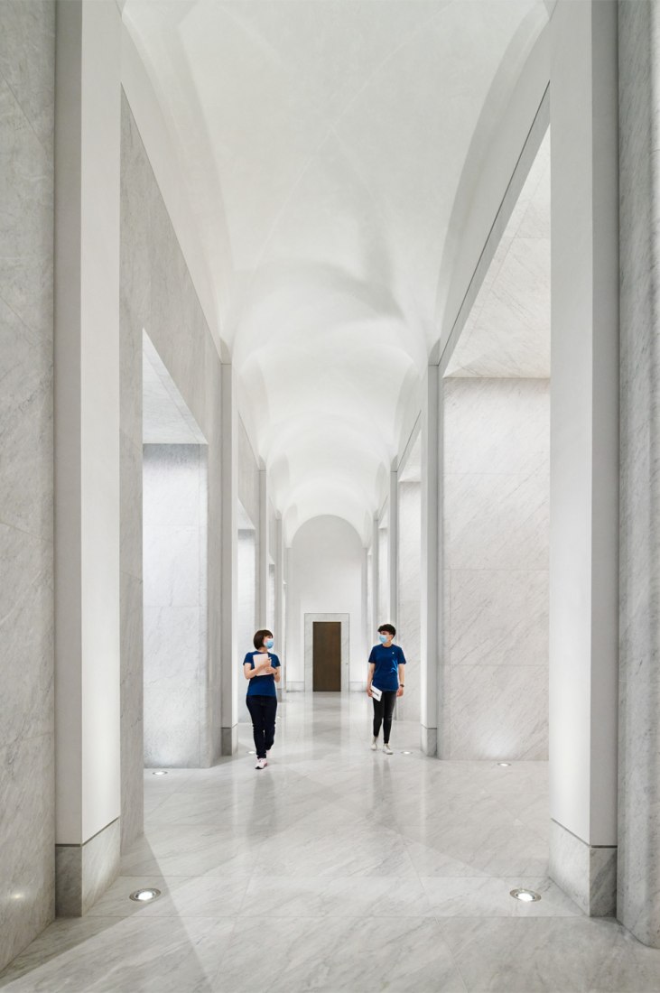 Una vez dentro, los visitantes encontrarán detalles originales de mármol de Carrara de origen local, incluida una escalera monumental que data de 1888. Apple Store, Via Del Corso, Roma. Foto cortesía de Apple.