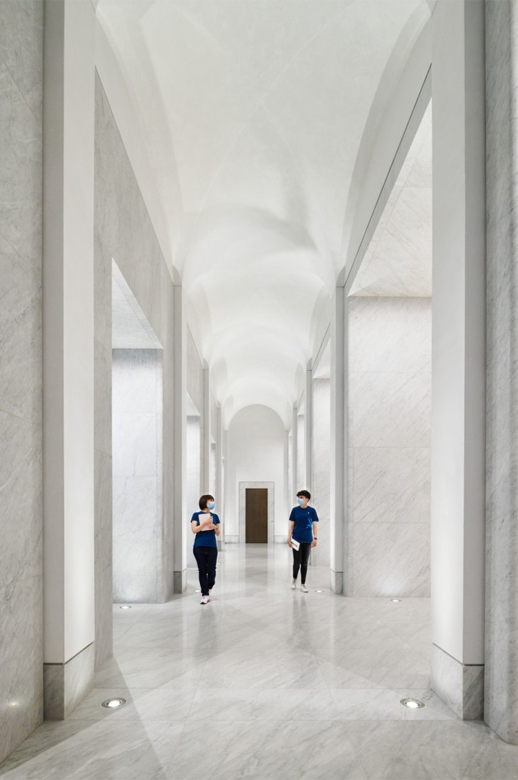 Once inside, visitors will find original detailing of locally sourced Carrara marble, including a monumental staircase dating back to 1888. Apple Store, Via Del Corso, Rome. Photo courtesy of Apple.