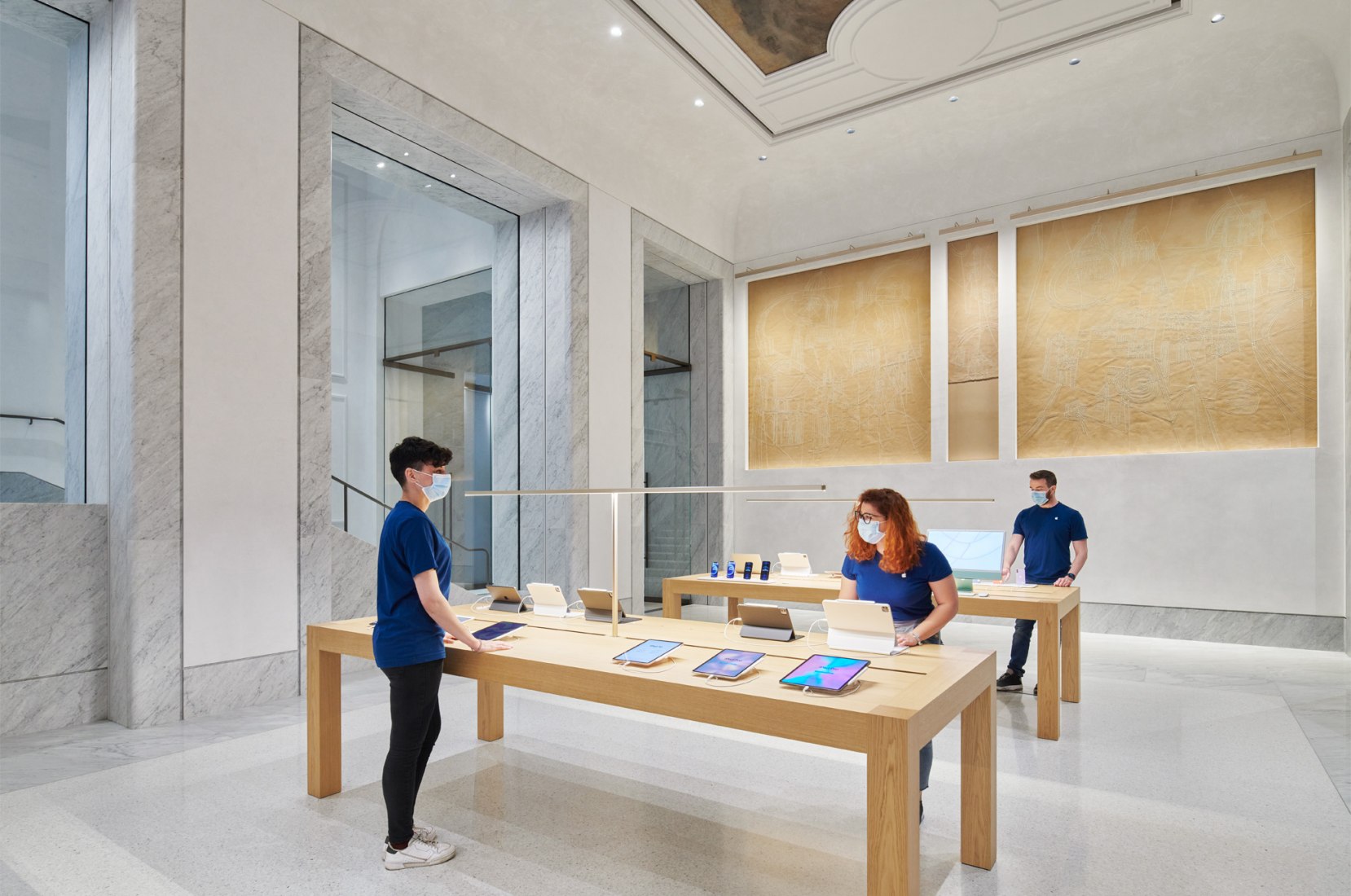 Apple Store, Via Del Corso, Rome. Photo courtesy of Apple.