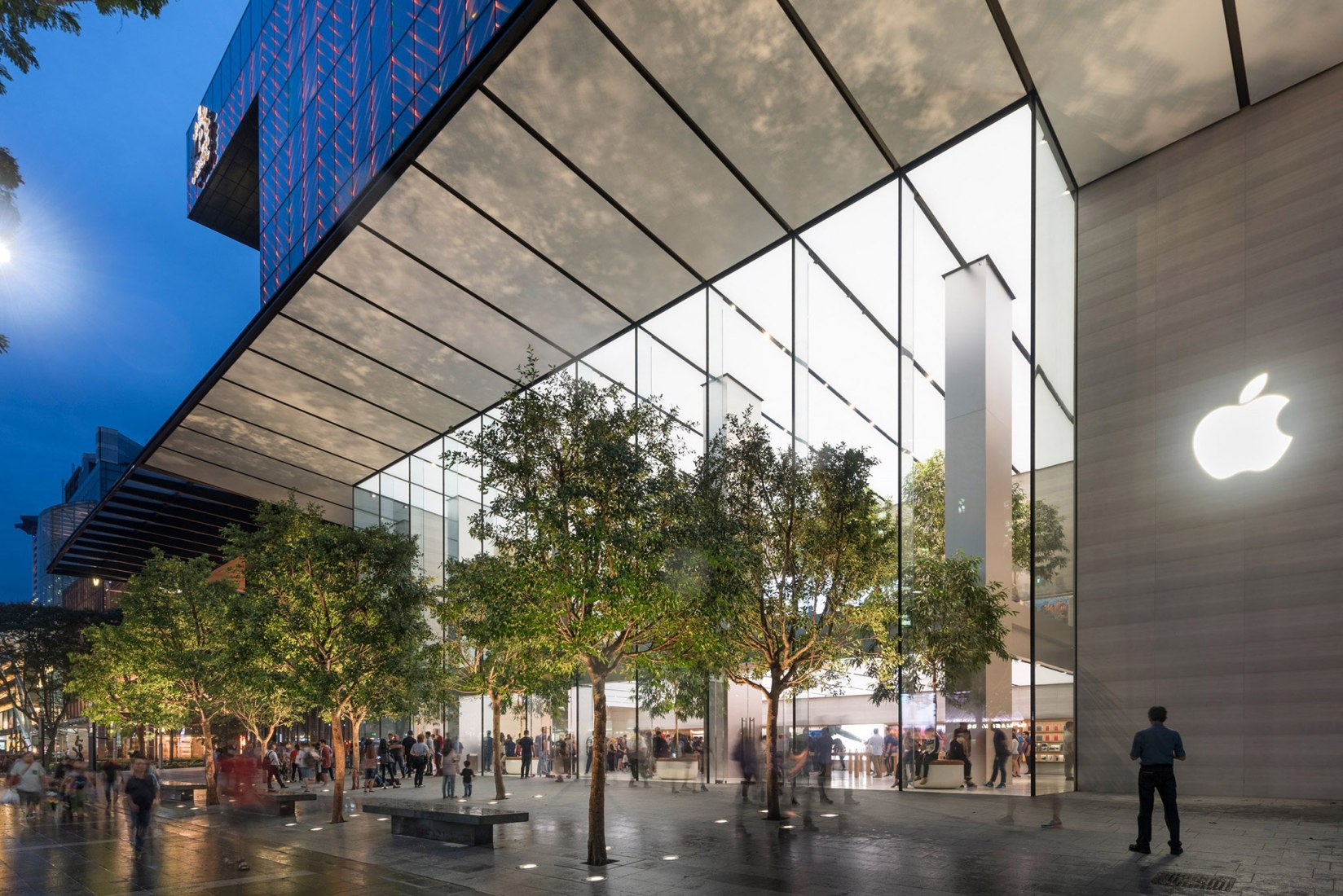 Apple Orchard Road, the first Apple Flagship in Singapore by Foster + Partners. Photography © Nigel Young/Foster + Partners