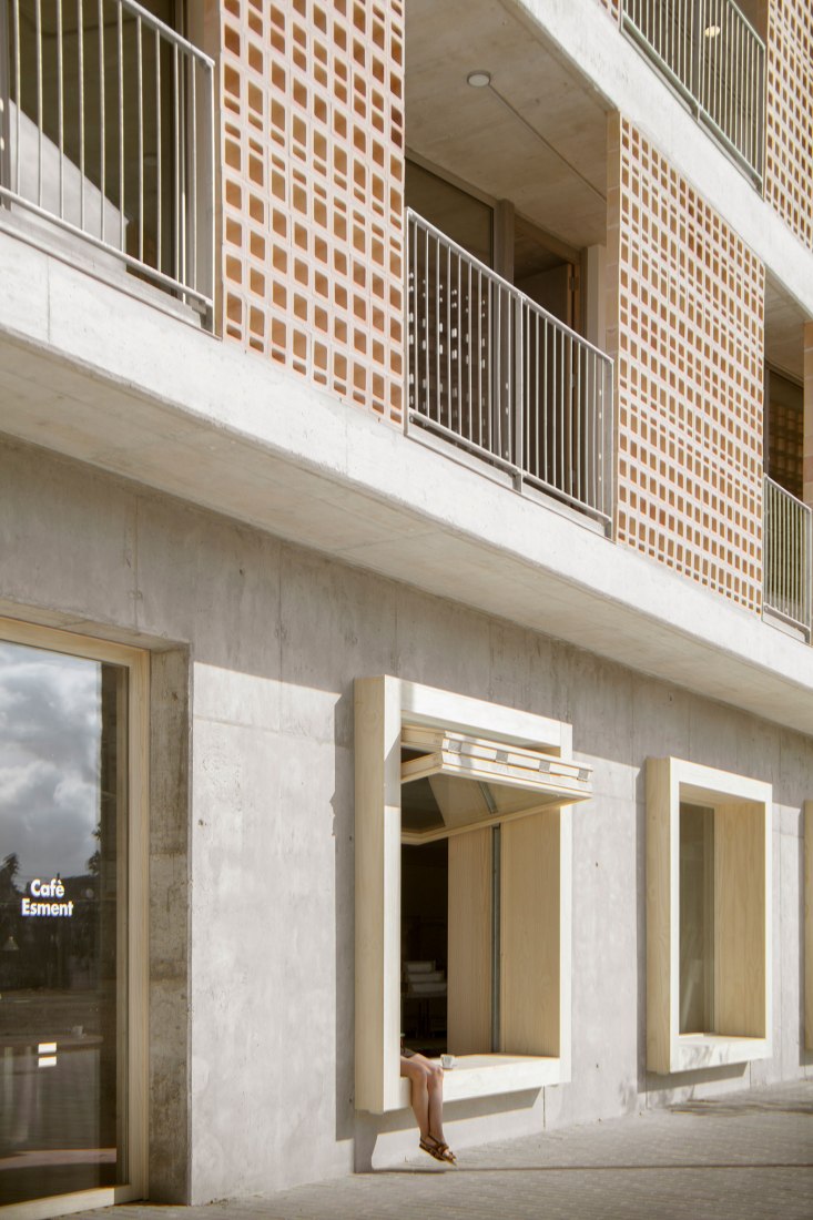 Housing, production and training building Esment Inca by AR3 Gualguasplliteras + MDBA. Photograph by Milena Villalba.