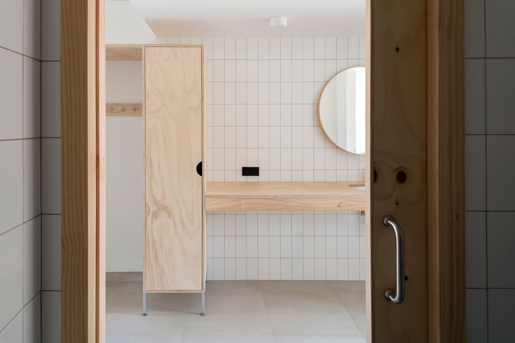 Housing, production and training building Esment Inca by AR3 Gualguasplliteras + MDBA. Photograph by Milena Villalba.