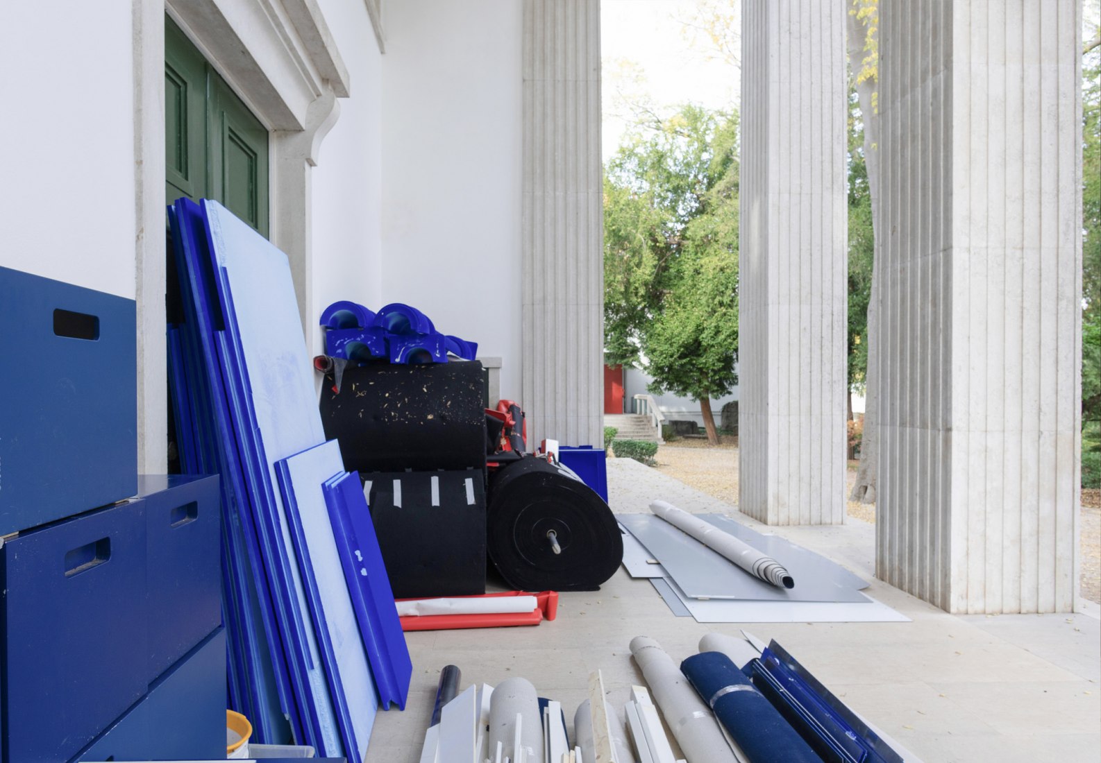 Fragmentos de la Biennale Arte 2022, almacenados temporalmente en la entrada del Pabellón Alemán, diciembre de 2022.