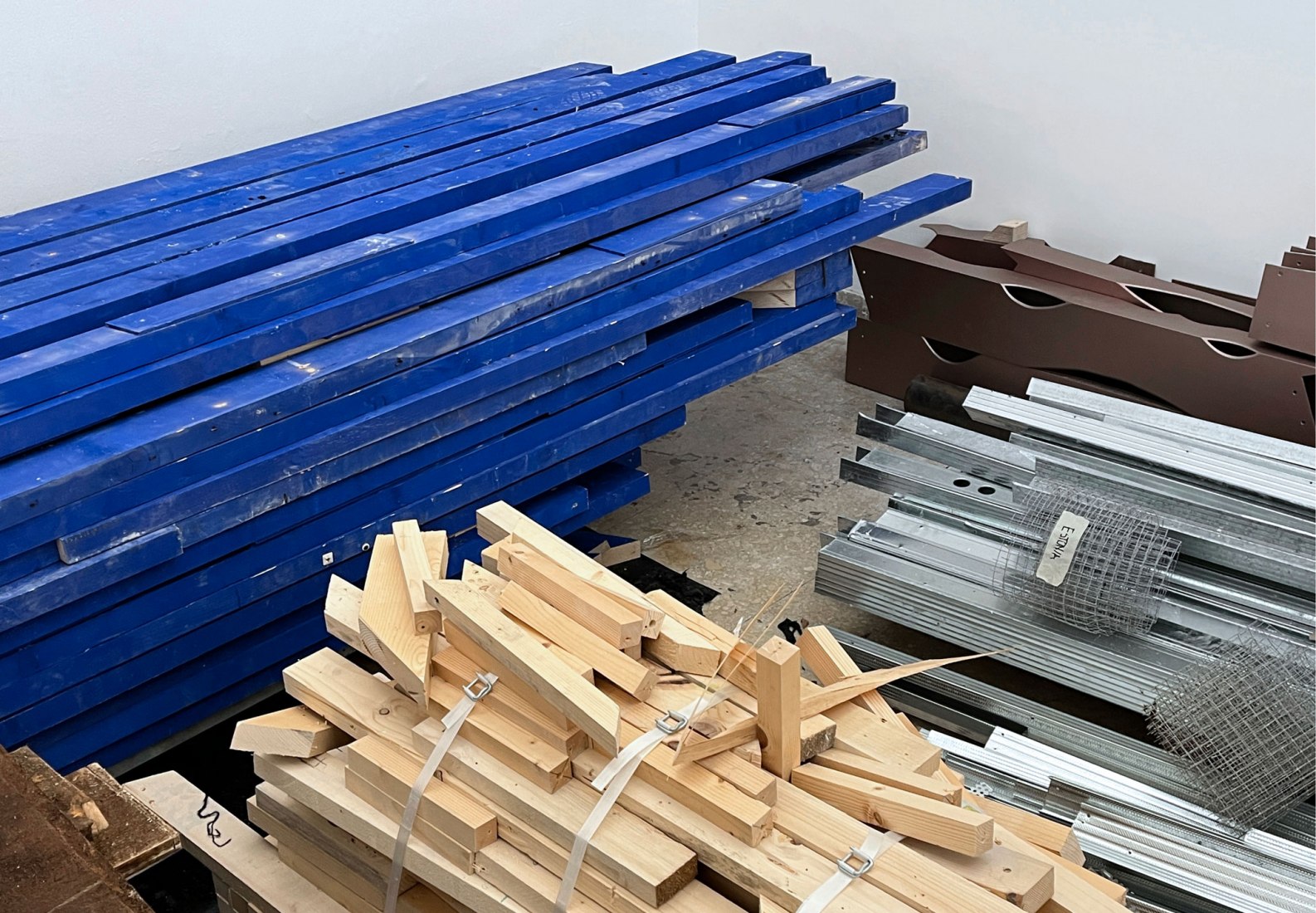 Almacenamiento temporal de fragmentos de la Biennale Arte 2022 en el Pabellón de Alemania, diciembre de 2022.