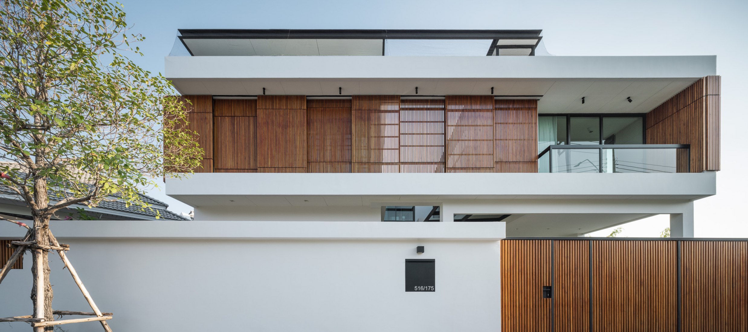 Casa Bangkae por Archimontage. Fotografía por Chalermwat Wongchompoo | Sofography