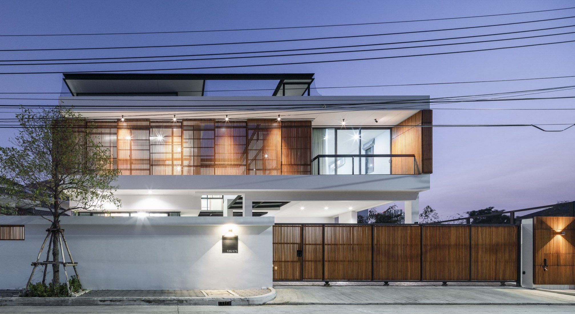 Casa Bangkae por Archimontage. Fotografía por Chalermwat Wongchompoo | Sofography