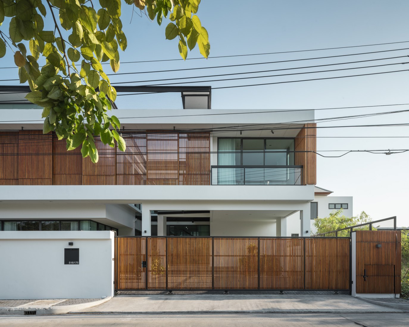 Casa Bangkae por Archimontage. Fotografía por Chalermwat Wongchompoo | Sofography
