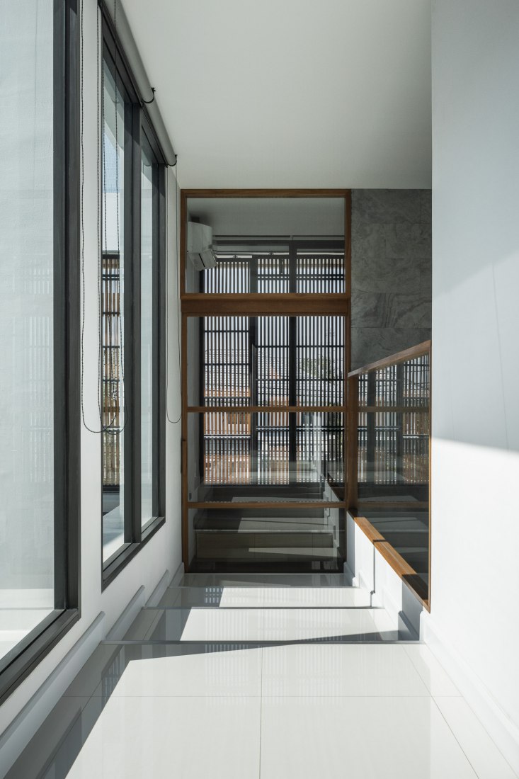 Casa Bangkae por Archimontage. Fotografía por Chalermwat Wongchompoo | Sofography