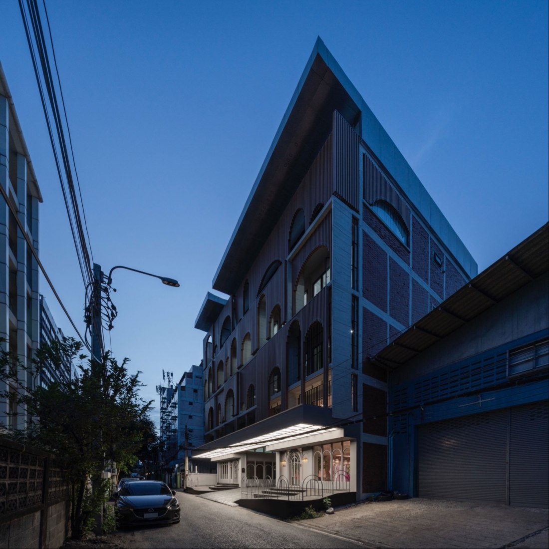 Vibhavadi Office by Archimontage Design Fields Sophisticated. Photograph by Chalermwat Wongchompoo | Sofography.
