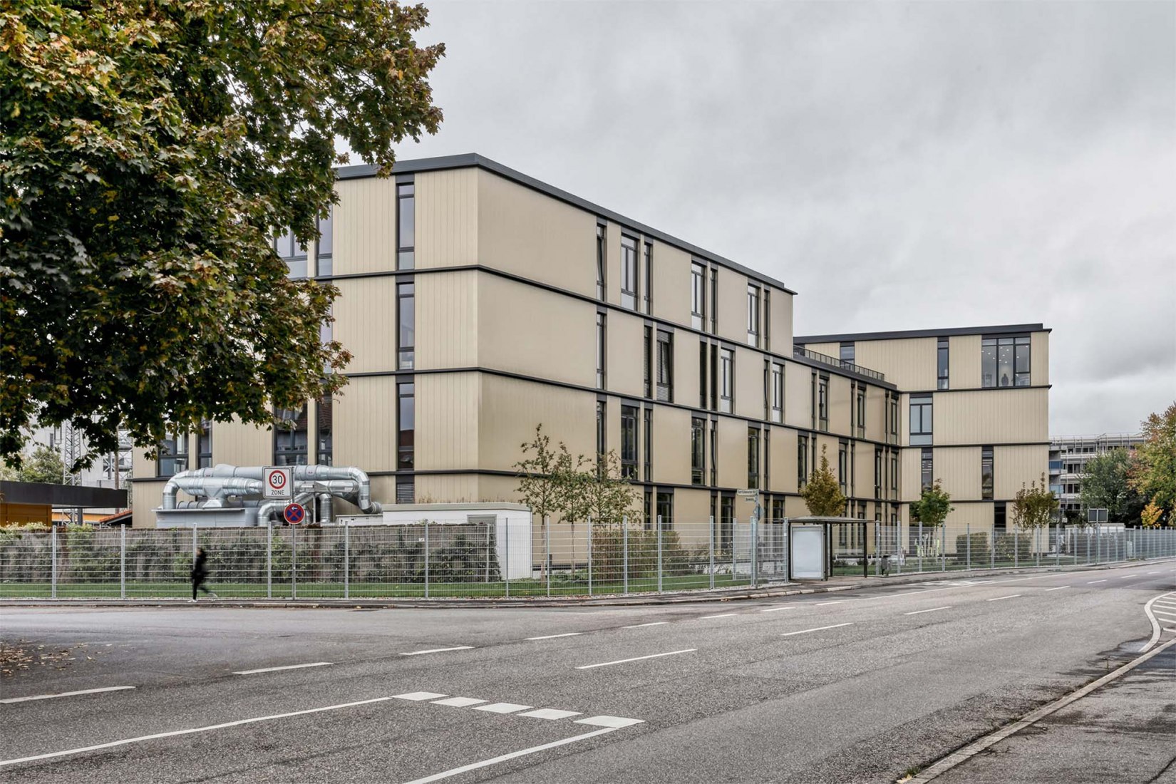 Centro de formación y perfeccionamiento para instaladores eléctricos por archis Architekten + Ingenieure GmbH, Luis Machuca & Asociados. Fotografía por Nikolay Kazakov