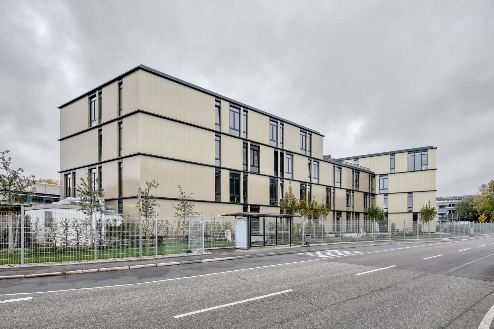 Centro de formación y perfeccionamiento para instaladores eléctricos por archis Architekten + Ingenieure GmbH, Luis Machuca & Asociados. Fotografía por Nikolay Kazakov