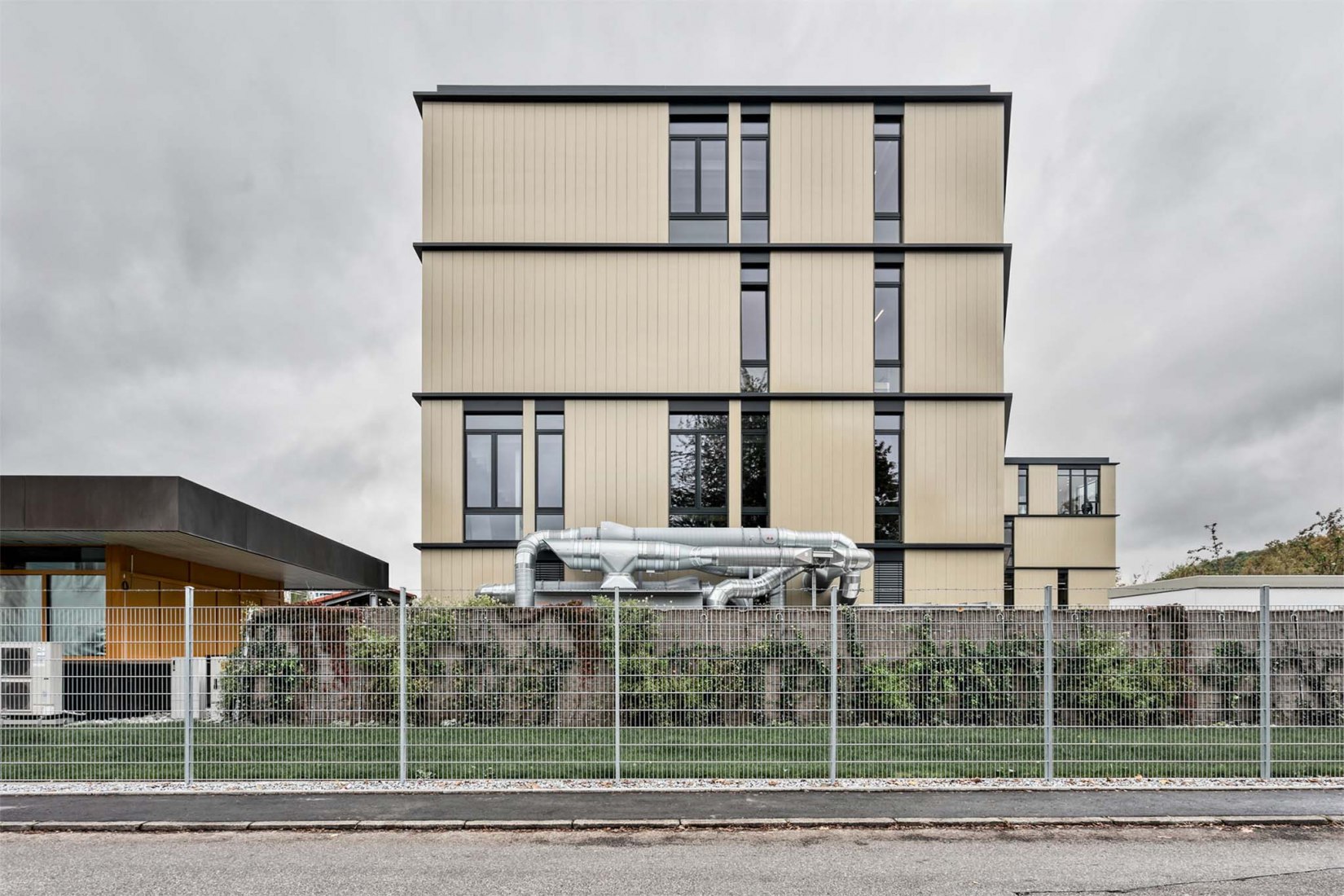 Centro de formación y perfeccionamiento para instaladores eléctricos por archis Architekten + Ingenieure GmbH, Luis Machuca & Asociados. Fotografía por Nikolay Kazakov