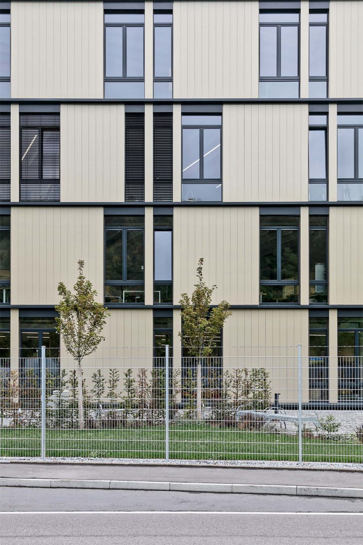 Centro de formación y perfeccionamiento para instaladores eléctricos por archis Architekten + Ingenieure GmbH, Luis Machuca & Asociados. Fotografía por Nikolay Kazakov
