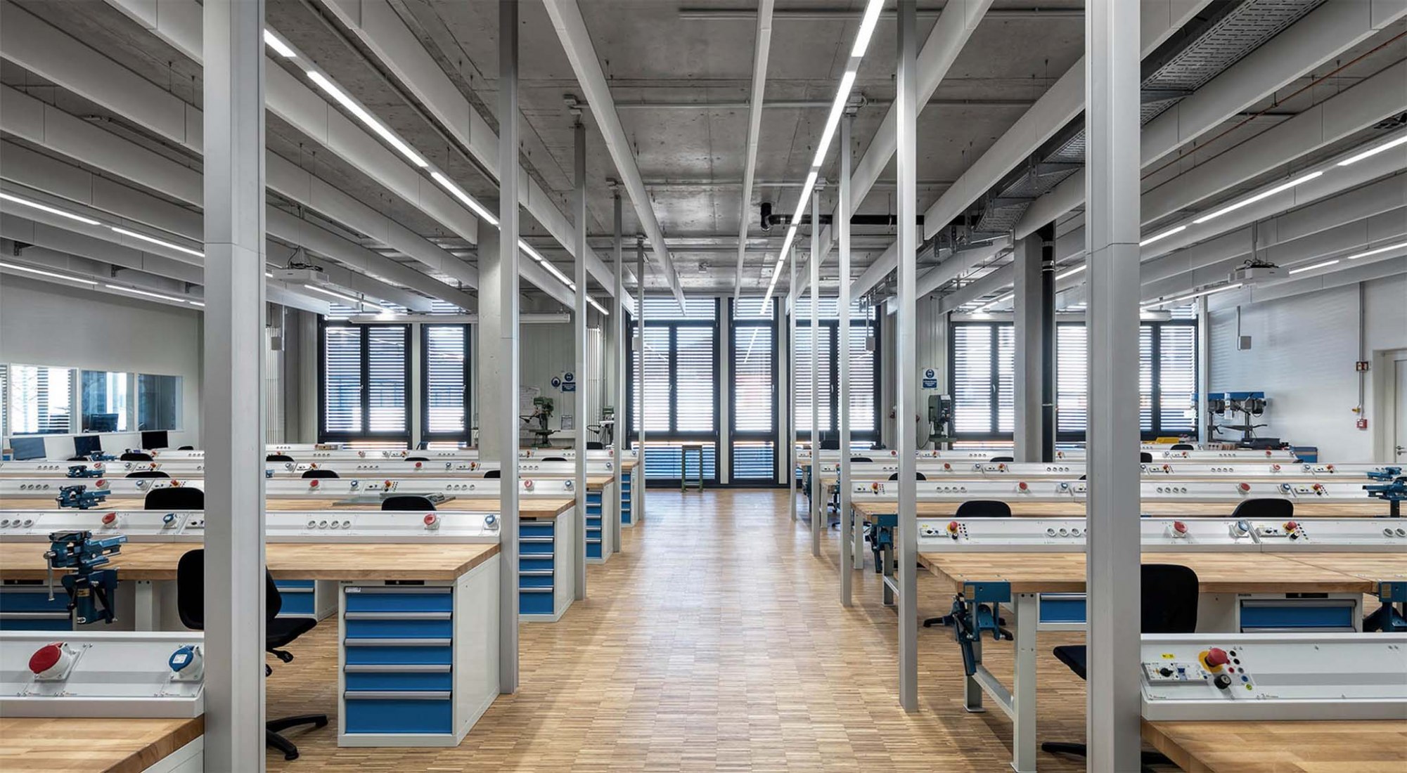 Centro de formación y perfeccionamiento para instaladores eléctricos por archis Architekten + Ingenieure GmbH, Luis Machuca & Asociados. Fotografía por Nikolay Kazakov